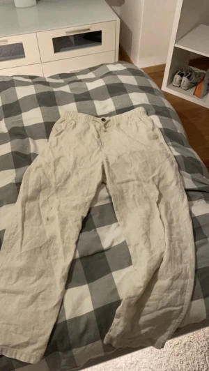 Linnebyxor paket pris 3 st - Säljer 3 par linnebyxor i grå,svart och beige färg, alla 3 är i fint skick men de beige har 2 svarta små fläckar som nästan gått bort efter 2 tvättar tror dom går bort om man tvättar lite till. Annars är alla i fint skick. Jag fraktar köparen står för de