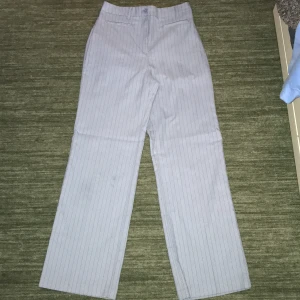 Blå kostymbyxa - Blå rabdiga kostymbyxor som både kan va som oversized Lowwaist eller högmidjade raka kostymbyxor. Från monki, skriv om ni är intresserade :)