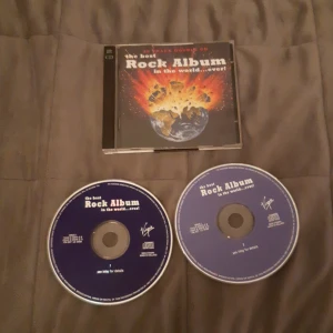The best Roch Album in the world...ever! 2cd - Säljer för att den ej kommer till användning:/ båda skivorna är i toppen skick ändast några finger avtryck men inga repor! Små repor på fodraler och en av delarna där man sätter en skiva är trasig men annars bra skick! Många populära band kolla bild 3! 