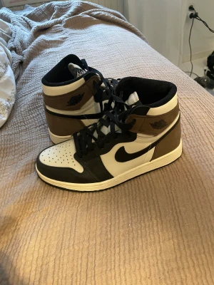Jordan1 Retro High Dark Mocha - ÄKTA! Helt oanvönda. Jordan1 Retro High Dark Mocha. Du kan få box till. 