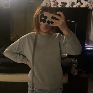 Super mjuk sweatshirt  - Super mjuk och fin grå sweatshirt! Nästan aldrig använd och i perfekt skick🩶