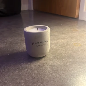 Doftljus - Ett fint doftljus som ja säljer då ja aldrig använder de. De e använt en gång men hela ljuset är fortfarande helt