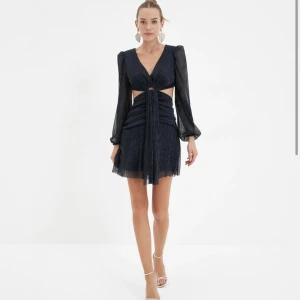 Cocktailklänning  - Navy blue cocktailklännig från tredyol köpt på Zalando. Aldrig använd och är i storlek 40. Skulle säga att den är lite liten i storleken 