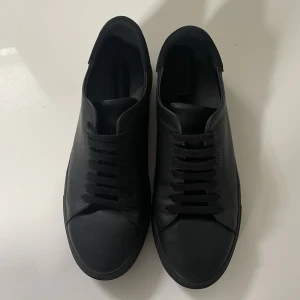 Arigato Clean 90 - Jag säljer mina arigato clean 90 black, dom är inte så använda och därför inte så slitna 