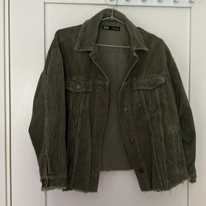 Grön manchesterjacka  - Grön manchesterjacka från Zara. Jag har själv klippt längden på den då den såldes som lång. Står strl XS men väldigt oversized, jag har strl M och den sitter perfekt på mig! Men kanske inte för någon med väldigt långa armar 😋ps. Har 1 kjol som passar till