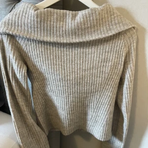 Tröja H&M - Grå off shoulder-tröja från hm, helt ny och jätte mjuk 🤍