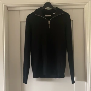 Half zip tröja  - En half zip tröja som är i bra skick.   Säljer pga att jag inte använder den längre. 