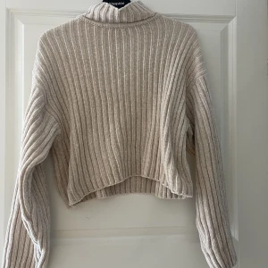 Tröja - Mycket mjuk polotröja i lite cropad modell, i mycket gott skick 