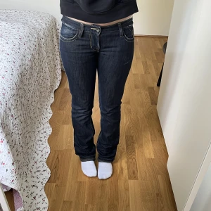 Bootcut jeans <3  - Säljer min superfina mörkblåa bootcut jeans som tyvärr är för små på mig🩷 Midja: 40cm Innerben: 84cm ☁️ hela och rena som vanligt, skriv om du har några funderingar, annars använd gärna ”köp nu” 🩷 