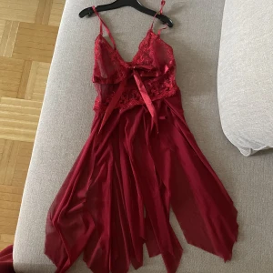 Röd nattlinne - Röd nattlinne 