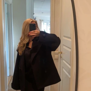 Kort kappa nakd  - Säljer min systers helt oanvända kappa med prislapp kvar från nakd. Skicket är helt nytt, strl XS men den är oversized. Hon ångrade sig och kan tyvärr inte längre lämna tillbaka den! Nypriset var 899 kr, mitt pris 600 kr💓