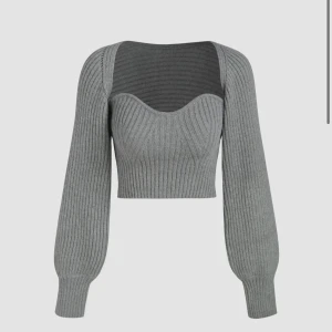 Jätte fin höst sweater  - Här har vi en jätte fin sweater som man kan ha i både vinter och hösten och även så är det två delar så man kan använda självaste linnet ensamnt och samma med överdelen. Jätte fint skick använda bara 2 ggr
