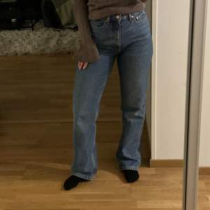 Weekday jeans i modellen rowe, knappt använt dom så i jättebra skick