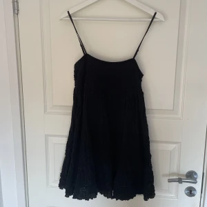Zara klänning  - Säljer denna fina klänning från zara, aldrig använd. Den är för kort för mig som är 175cm, så skulle rekommendera att du är lite kortare. Hör av dig vid frågor🤩🤍