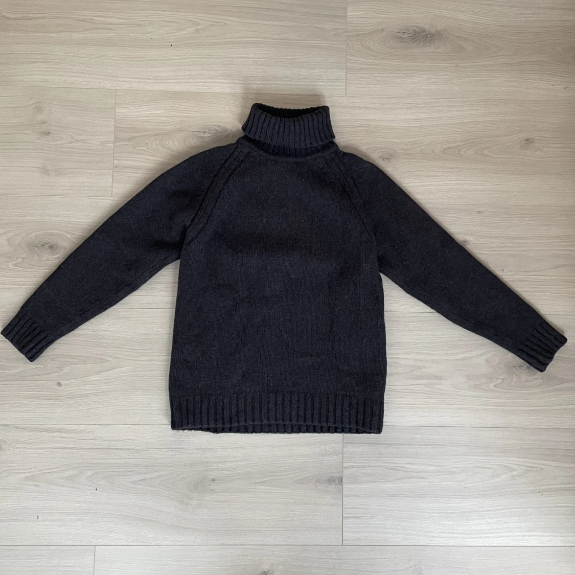 Brun stickad polotröja i 100% lammull HM - 90