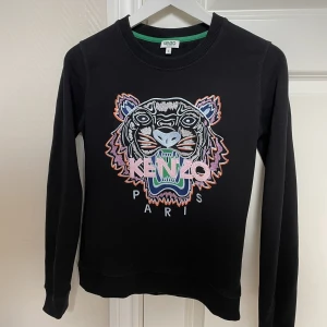 Kenzo Knitwear Tiger  - Äkta Kenzo collegetröja, som ny köpt på Jackie storlek S. 