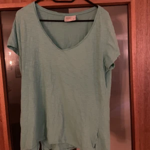 Turkos t-skirt  - På bilden blir de inte är rätt förg den är riktigt stark turkos. Är i jätte fint skick 