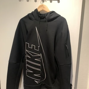 Nike Oversize Tech Hoodie - Skön Hoodie som va för stor, tog i L men va lite stor annars bra