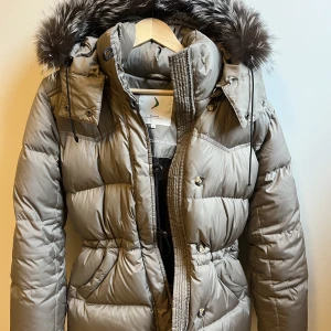 Boomerang Alexandra - Inget att anmärka på förutom att den lilla platspiggen på ena snöret fattas, se första bilden.  Annars nästan obefintligt använd.  En silverräv-päls köpt i Paris ingår, nyskick.  Storlek xs men passar även s.  Totala nypris ca 8500kr