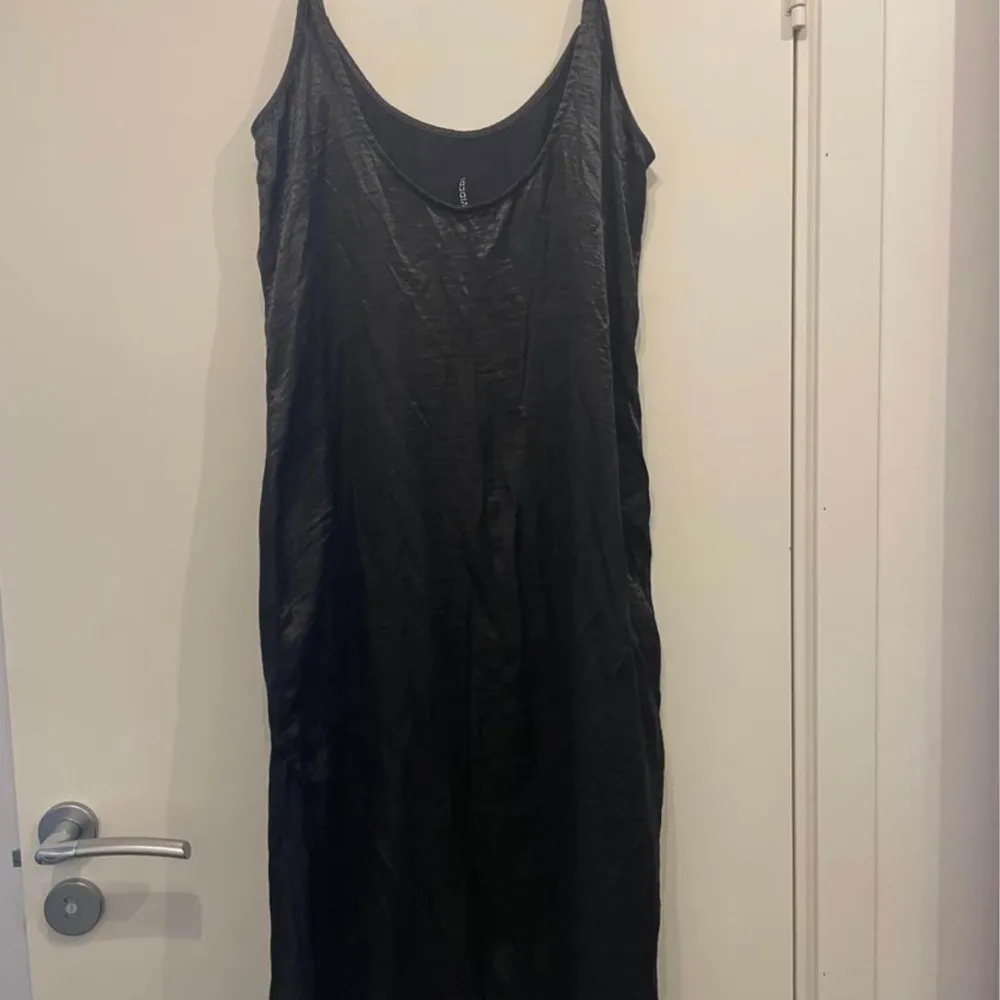 Säljer nu denna fina långa svarta klänningen då den inte är min still längre.. Klänningar.