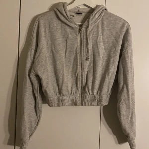 Kofta - Kort grå munkjacka i storlek XS.