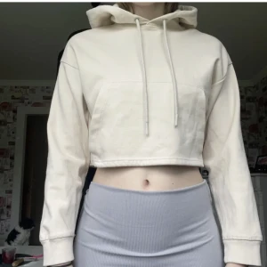 Croppad hoodie - Croppad beige hoodie från bershka storlek XS, använd 1-3 gånger