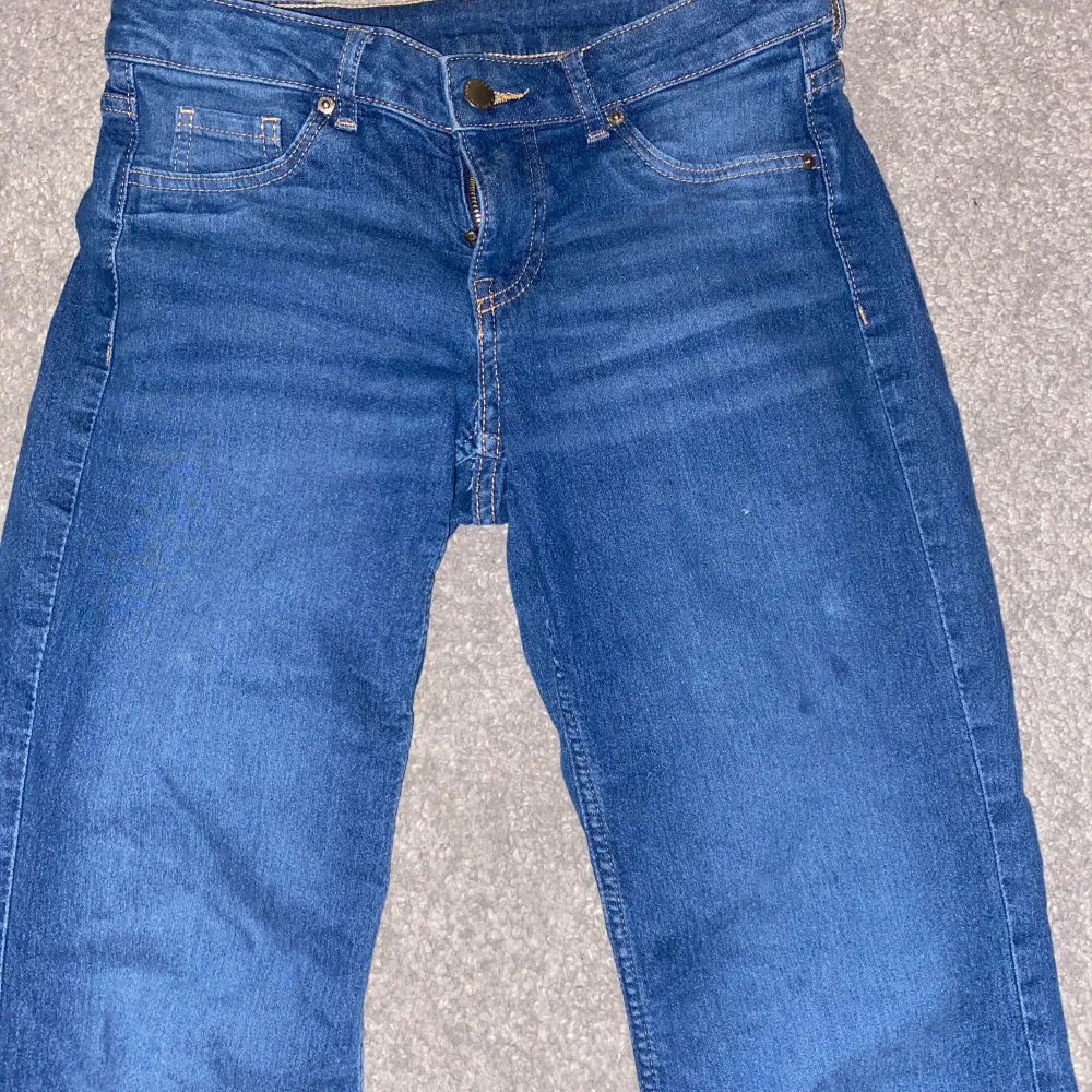 ett par skit fina och as bekväma jeans, bland de skönaste jag haft på mig😍Säljer på grund av att de blev lite för korta för mig som är 1,70. Köparen står för frakt❤️. Jeans & Byxor.