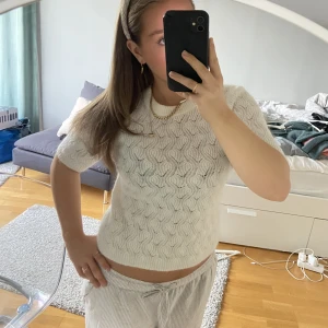 Stickad T-shirt  - Säljer denna stickad t-shirt från H&M