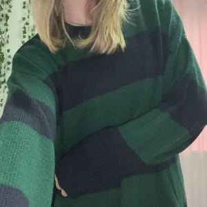 Randig stickad tjocktröja - En fin randig stickad tjocktröja med färg marinblått och mörkgrön🤍 köpt från H&M