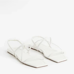 Sandaler - Vita sandaler jag köpte till sommaren som aldrig kom till någon användning. Köpte på hm för 199kr 