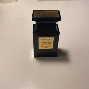 Tom Ford parfym - Säljer nu min gamla Tom Ford VENETIAN BERGAMOT parfym. Nypris på lite över 5000kr. Ungefär 1/3 kvar. Kan tänka mig att gå ner i pris vid snabb affär. Skriv vid minsta fundering!