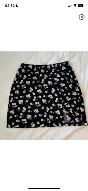 Blommig Kjol - Blommig svart kjol i nyskick💖Frakt tillkommer📦