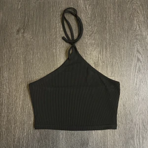 topp🖤 - topp med knytning i nacken och ribbat material🖤