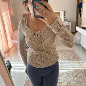 Stickad tröja - Jätte snygg stickad tröja som inte riktigt passade min kroppstyp, typ så man kan se igenom men väldigt fin i modellen då man kan ha linne eller bara BH under:) funkar både till skola och utgång 
