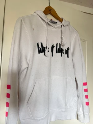 Hoodie - Vit hoodie köpt 2018 i Oslo på en Marcus & Martinus meet & greet. 