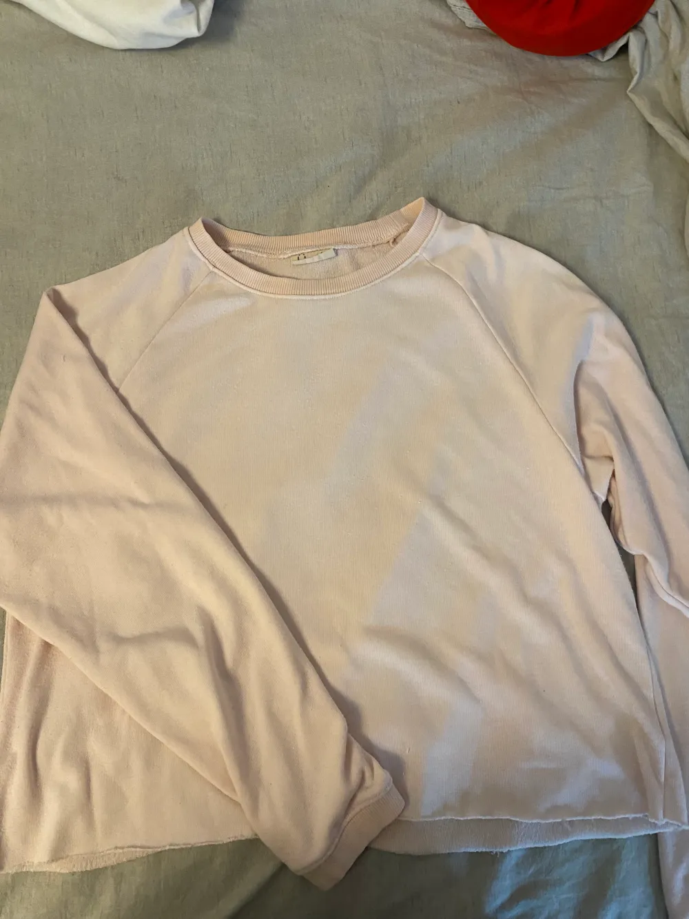 En fin rosa tröja som är lite kroppad, köpt i strl 164 men skulle säga att den sitter som en S . Hoodies.