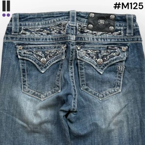 M125 lågmidjade bootcut missme jeans  - MissMe jeans i model Boot 💜 Tag 28W 💜Midja (rakt över) 35cm 💜 Innerben 80cm 💜 Ytterben 108cm 💜 Benöppning 21cm 💜 Hål på vänster lår 💜Våra mått blir W=27, L=31 💜 Men jämför alltid måtten💜M125