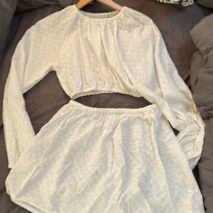 Klänning  - Säljer mitt sett från Nly både tröja och kjol då jag har använt de en gång och bara ligger i garderoben . Fint skick inga defekter 
