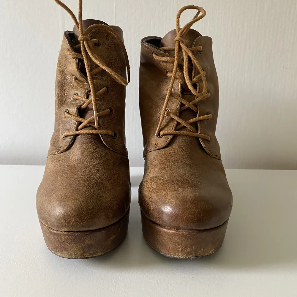 Steve Madden boots with laces and a 8cm heel (approximately). Used a few times but in good shape. One flaw on the inside of the right shoe (might be possible to wipe off). Bought in the US and has size 8 that fits a 39. Very comfortable!. Skor.