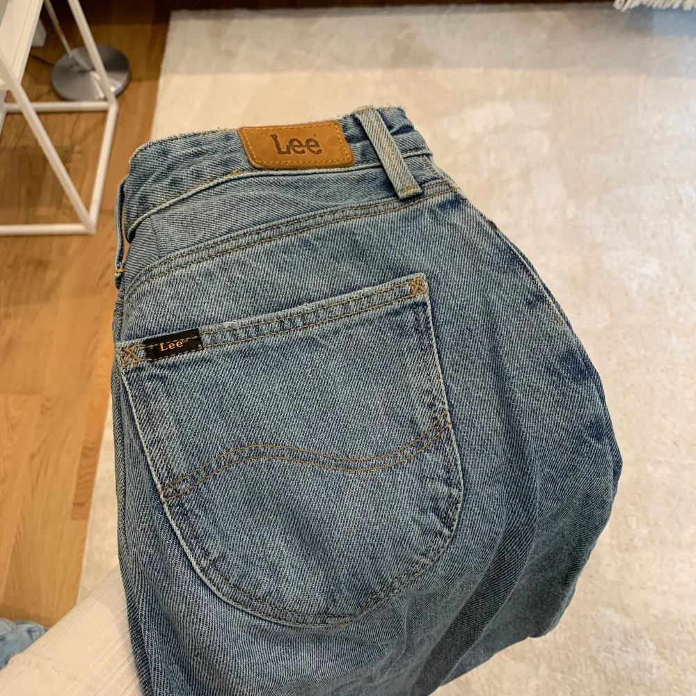 För små för mig men super fina lee jeans lite korta på mig som är 171 och gillar att ha byxorna ner till skorna ❤️. Jeans & Byxor.