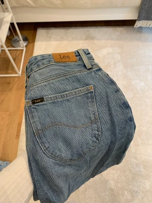 Blå ler jeans - För små för mig men super fina lee jeans lite korta på mig som är 171 och gillar att ha byxorna ner till skorna ❤️