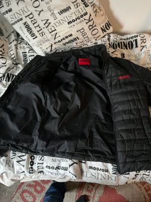 Hugo boss jacka - Jätte fin Hugo boss jacka, helt ny. Inga repor eller liknande. Stilig jacka. 