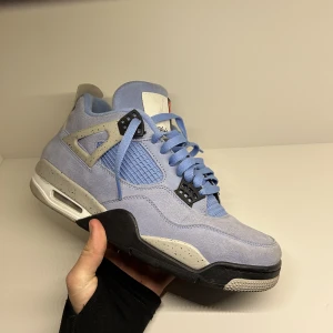 Jordan 4 uni blue🔵 - Jordan 4 university blue  Eu 43 Cond 9/10 Använda max 3-5 ggr Kvitto finns Box finns  Fraktar📦🚚