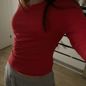 Långärmad tröja  - Säljer den här tröjan eftersom den inte kommer till användning. Endast använd en gång.💗