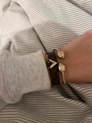 Caroline Svedbom set - Säljer nu mitt Caroline Svedbom set i färgen silk! Pris går att diskutera pga av de är rätt använt, och det går att köpa sakerna separata också! Skriva gärna privat så skickar jag mer bilder 💕 ARMBAND SÅLT! 