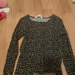 Fin blommig tröja - Fin blommig tröja i storlek 134-140! Säljer för den e för liten!