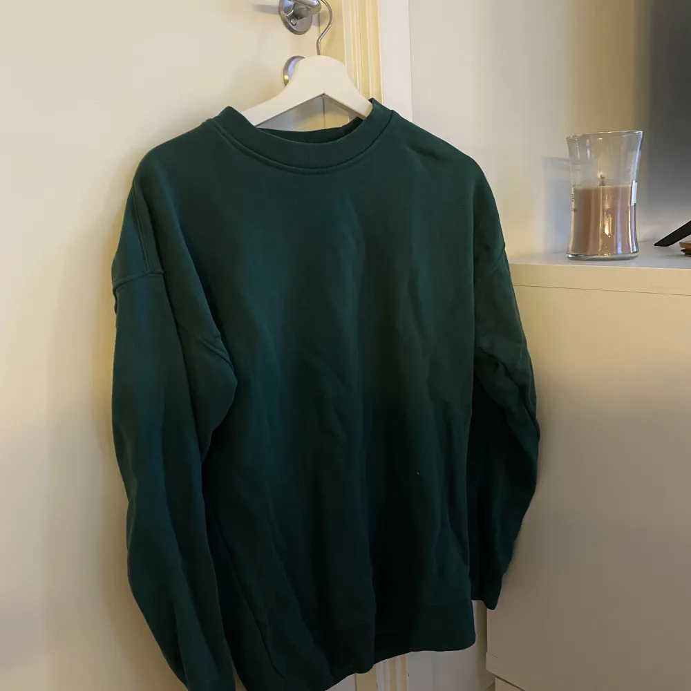Grön sweatshirt från H&M 💚. Hoodies.