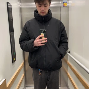 Weekday Nils pufferjacka - Tvärfet ”puffer” jacka från weekday i storlek M!  Använd bara förra vintern men den satt lite för stort för min smak.  Extremt varm, frös inte ett dugg hela vintern med denna på!  Buda gärna då jag mest bara vill byta ut den så snabbt som möjligt! 