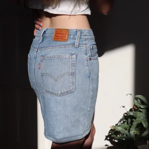 Levi’s kjol - Levi’s kjol som jag sydde upp själv för något år sen så lite handgjord kant längst ner men annars utmärkt skick! Säljer för att den inte passar mig längre.