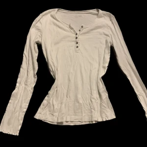 tröja  -  Vit tröja. kan diskutera pris i Meddelanden och kan mötas upp❗️ 